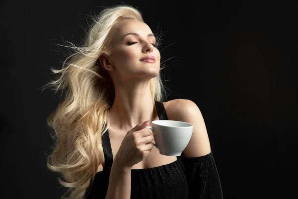 Piękno blond kobieta filiżanka kawy trzymać. — Zdjęcie stockowe