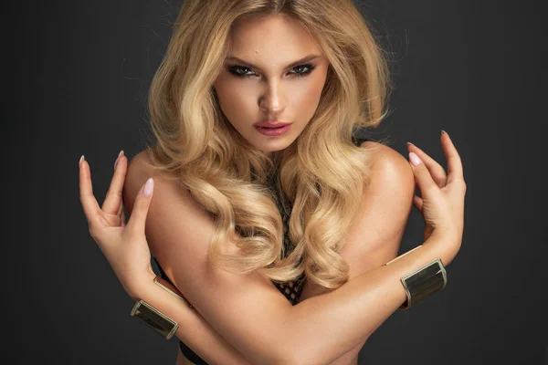 Skönhet modell kvinna med lång blond vågigt hår. — Stockfoto