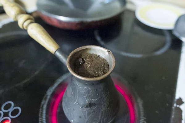 kahve sobayda bakır turka demlenir