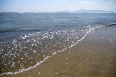 Deniz sakin ve bulutsuz gökyüzü