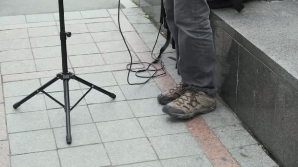 Jeden Pouliční Hudebník Zeleném Kabátku Šedých Kalhotách Bez Rukavic Hraje — Stock video