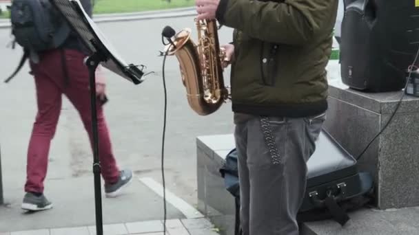 Musicista Strada Giacca Verde Pantaloni Grigi Senza Guanti Suona Sassofono — Video Stock