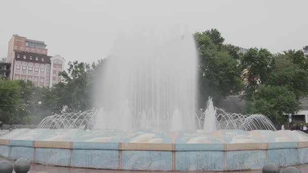 Het Beeldmateriaal Van Een Grote Ronde Fontein Aan Waterkant Bestaat — Stockvideo