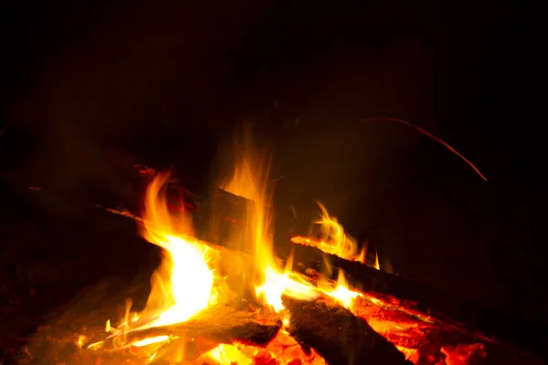 In the night a strong fire burns — Stock Photo, Image