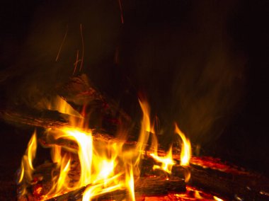 Gece tahta tahtaların ateşi