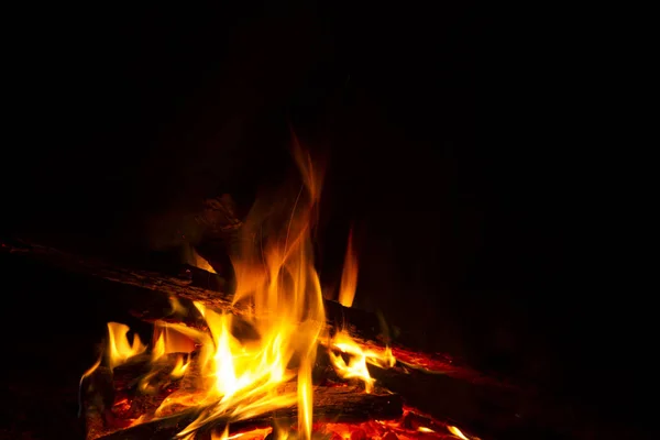 Um fogo de tábuas de madeira durante a noite Imagem De Stock