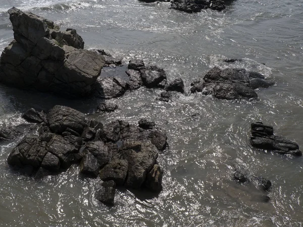 Ilha de pedra em um mar calmo close-up — Fotografia de Stock