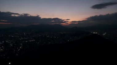 Gün batımında şehrin üzerindeki dağdan manzara