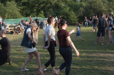 Artyom, Primorsky Krai, Rusya - 13 Temmuz 2020: Moto Karantina etkinliği, Artem kentinin Krolevtsy kasabasında, kendini izole etme rejiminin sona ermesinden sonra, sıcak bir yaz gününde gerçekleşti.