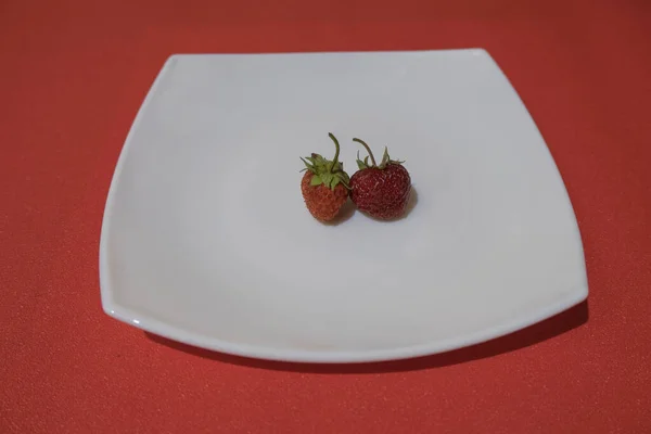 Dua Buah Berry Pada Piring Porselen Putih Terletak Stroberi Beri — Stok Foto