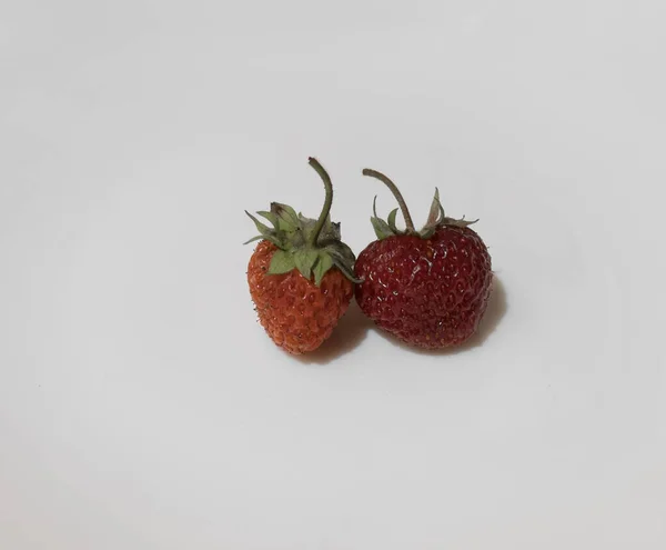 Zwei Beeren Auf Einem Weißen Porzellanteller Liegen Erdbeeren Rote Beeren — Stockfoto