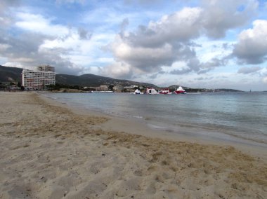 İspanya, Mallorca güzel plajı. Şaşırtıcı görünümü