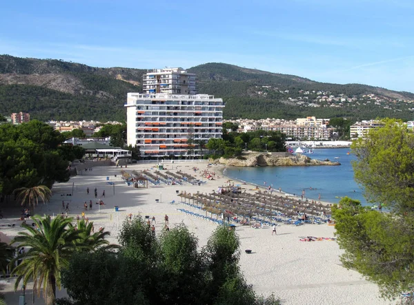 İspanya, Mallorca güzel plajı. Şaşırtıcı görünümü penceresinden