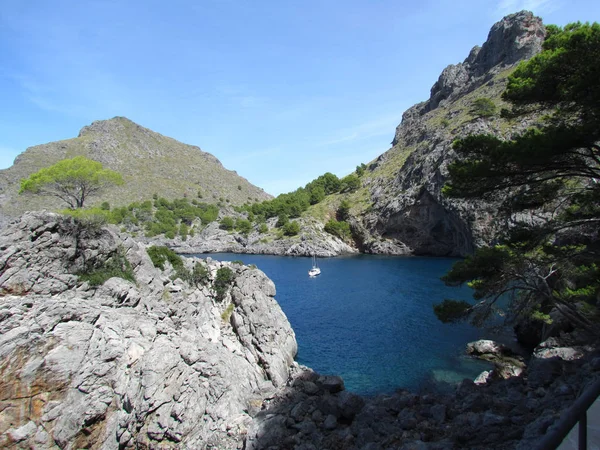 Prachtig Zeegezicht Spanje Mallorca Prachtig Uitzicht Zee Met Jacht — Stockfoto