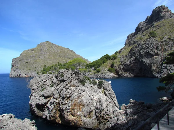 Prachtig Zeegezicht Spanje Mallorca Adembenemend Uitzicht Bergen Zee Met Jacht — Stockfoto
