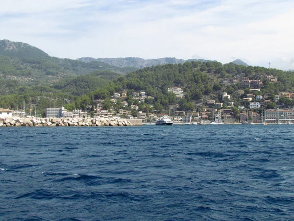 İspanya, Mayorka güzel deniz manzarası. Dağ ve deniz şaşırtıcı görünümünü. Sahil kasabası