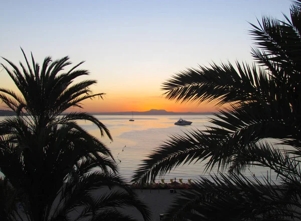 Schöner Sonnenaufgang Himmel Und Meer Mit Yacht Die Palme Hautnah — Stockfoto