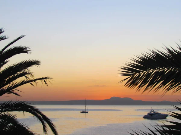 Schöner Sonnenaufgang Himmel Und Meer Mit Yacht Die Palme Hautnah — Stockfoto