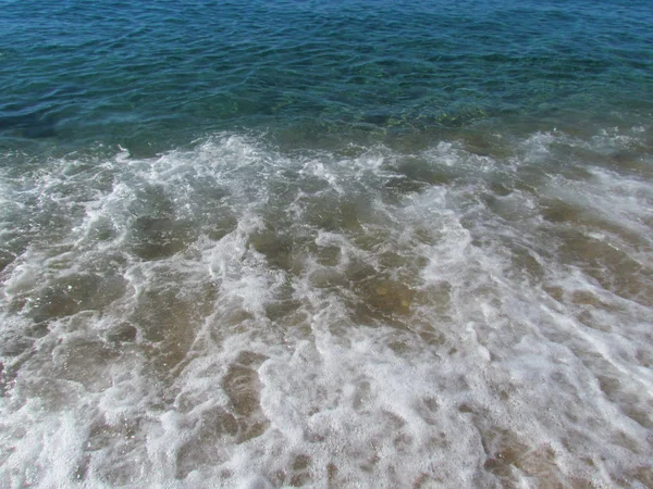 美丽的背景 惊人的蓝水和海浪 — 图库照片