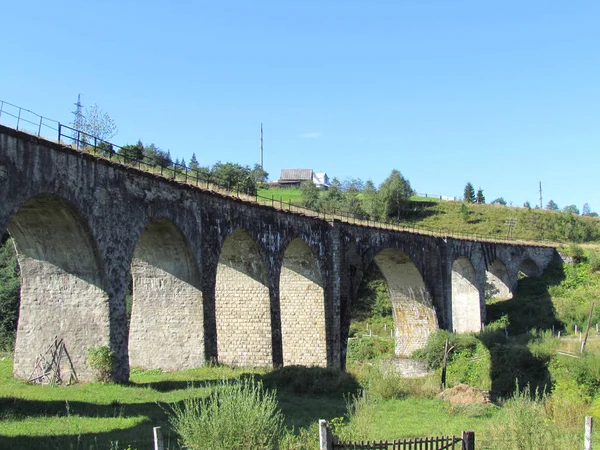 Eski demiryolu Köprüsü. İnanılmaz arcitecture. Karpatlar, Ukrayna
