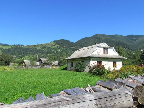 Hermoso Paisaje Las Montañas Casa Tradicional Las Montañas Los Cárpatos — Foto de Stock