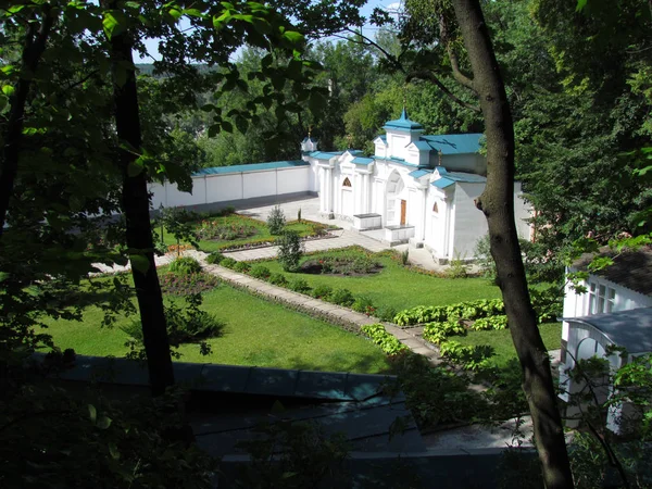 Monastery garden. The church and the garden of the monastery in — Stock Photo, Image