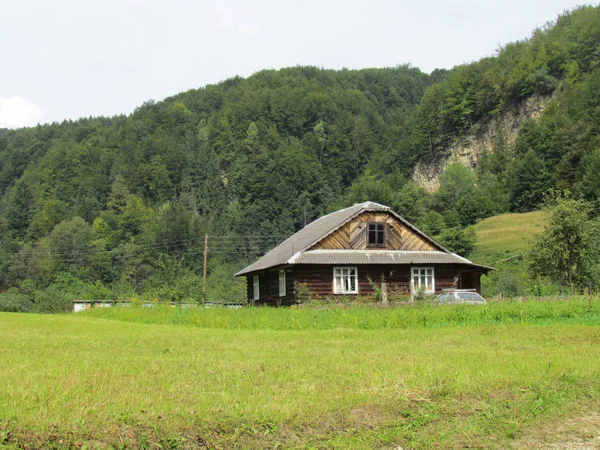 Дерев'яний будинок в горах — стокове фото