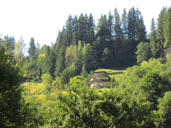 Haus in den Bergen — Stockfoto