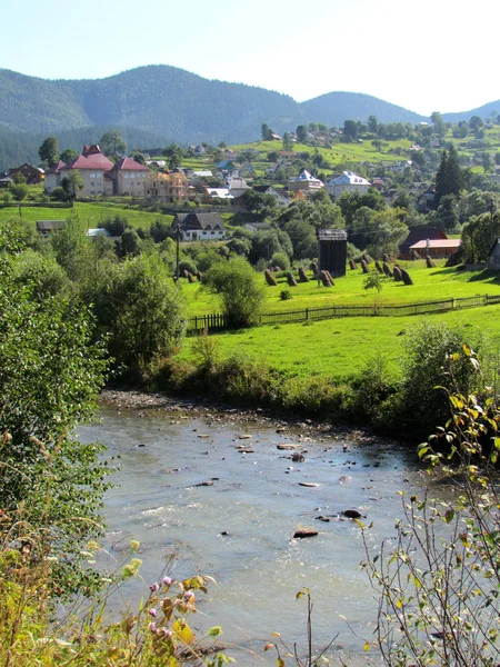 Село в горах — стокове фото