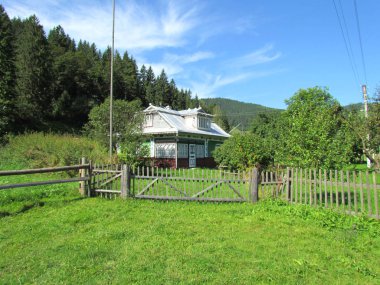 Dağlarda geleneksel bir ev