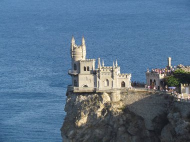 Kale kırlangıç yuva Karadeniz Kırım'ın kayaya