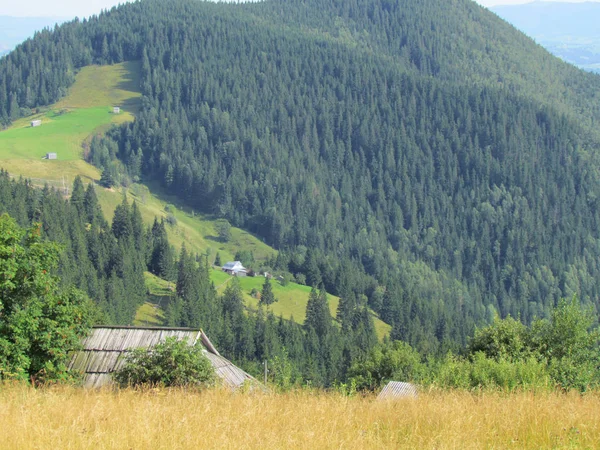 Huis in de bergen — Stockfoto