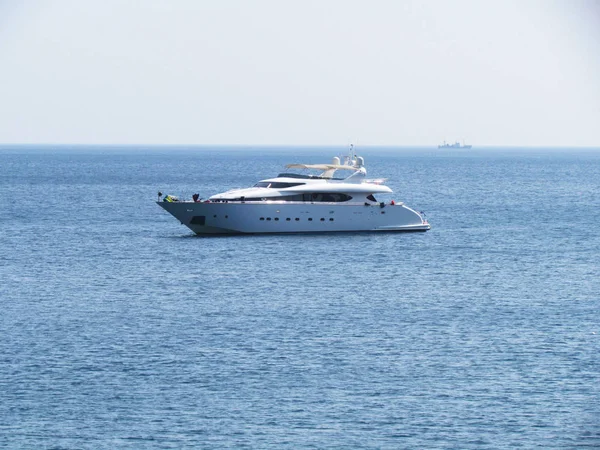 Yacht in the sea. Amazing natural background — kuvapankkivalokuva