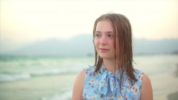 Portret van Europese mooie schattige blonde jonge vrouw of meisje close-up met droevige uitdrukking kijken camera, lopende hand door haar waait in de wind op tropisch strand, slow-motion — Stockvideo