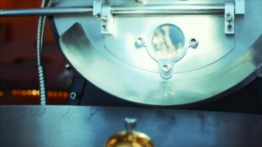 Profesyonel coffeemachine ve çiğ kahve çekirdekleri. Beyaz kahve çekirdekleri içinde kahvenin gerçek kahve yapmak için profesyonel bir makine yanmış. Ağır çekim.