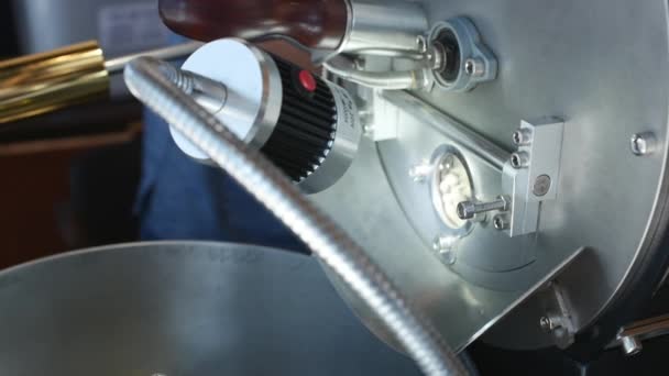 Professionele koffiemachine en ruwe koffiebonen. Witte koffie bonen zijn gebakken in een professionele machine voor koffiebonen om echte koffie. Slow motion. — Stockvideo