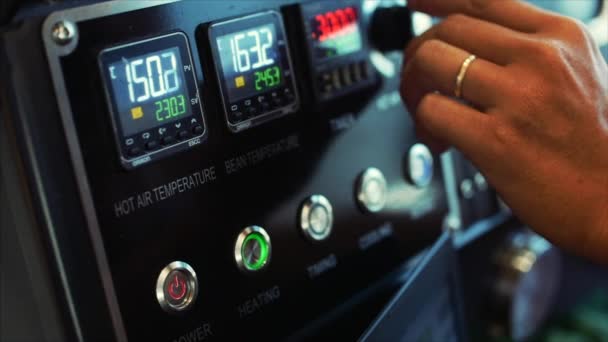 Lancement d'équipements spéciaux pour torréfier les grains de café. Bouton feu bouton nazatsiya. Machine professionnelle pour faire des grains de café. Mouvement lent .