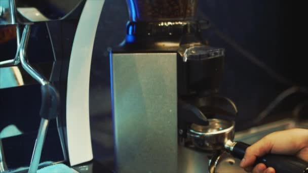 Making gemalen koffie met koffiemolen. Close-Up. Koffiemachine. — Stockvideo