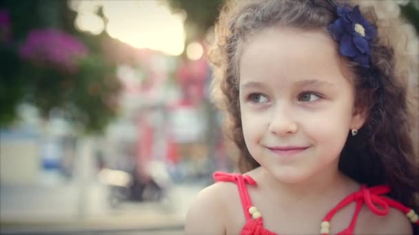 Abróchate. Beautihul Niña girando en el parque y sonriendo. Material de archivo . — Vídeo de stock