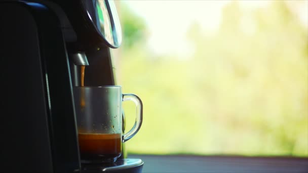 从慢镜头中的咖啡机的咖啡流 — 图库视频影像