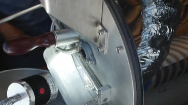 Kahve çiğ taneleri gerçek bir kahve yapmak için profesyonel bir coffeemachine içinde yanmış. Profesyonel kahve makinesi kahve çekirdekleri kavurma için.