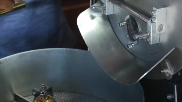 专业的机器和生咖啡豆 白咖啡豆被油炸在一个专业的咖啡豆的机器 使真正的咖啡 — 图库视频影像