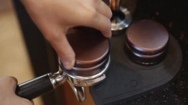 Tamping taze kahve ile çekilmiş kahve yapma. Yakın çekim. Başından sonuna kadar kahve. Kahve taze konularındaki zemin.