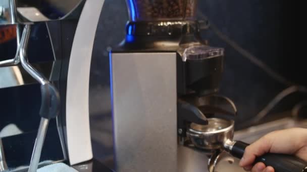 Making gemalen koffie met koffiemolen. Close-Up. Koffiemachine. — Stockvideo