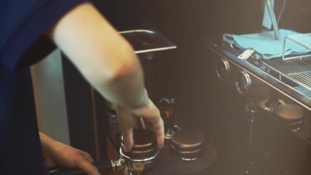 Het maken van gemalen koffie met Tamping verse koffie. Close-Up. Het maken van koffie van start tot finish. Aanstampen vers gemalen koffie. — Stockvideo