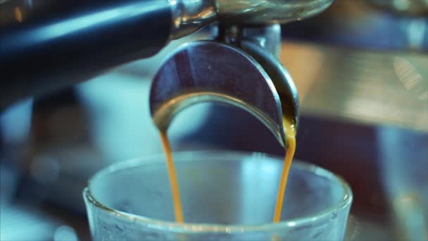 Koffie espresso bereiding. Beeldmateriaal. — Stockvideo