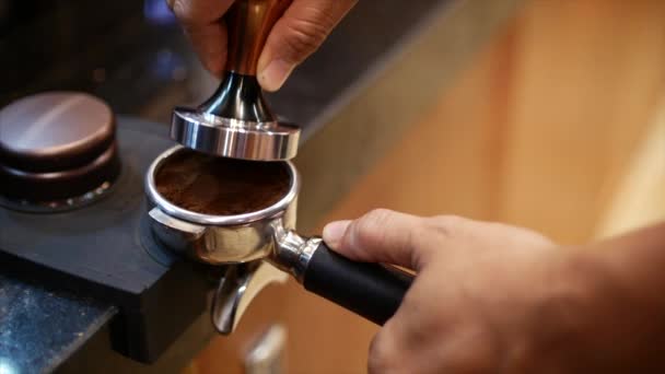 Preparare caffè macinato con Tamping caffè fresco. Primo piano. Preparare il caffè dall'inizio alla finitura.Tamponare il caffè macinato fresco. Barista professionista . — Video Stock