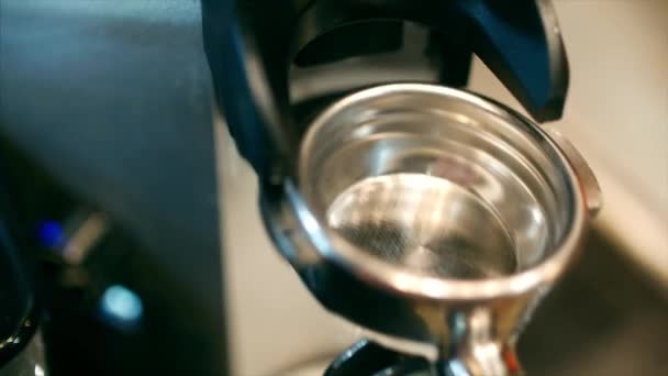 Herstellung von gemahlenem Kaffee mit Kaffeemühle. Kaffeemaschine. — Stockvideo