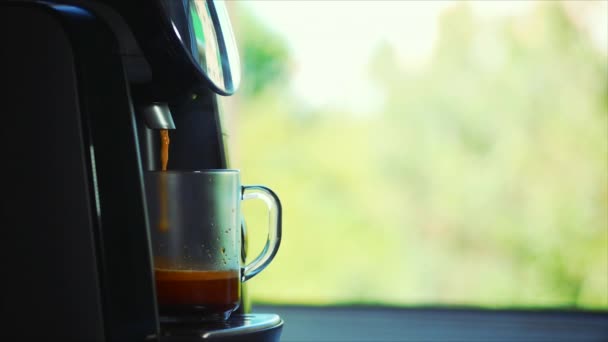 El café fluye de la máquina de cofee en casa. Material de archivo . — Vídeos de Stock