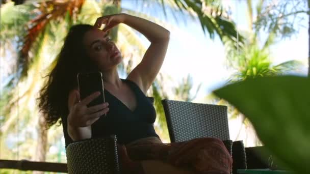 Hermosa joven mujer hace selfie por teléfono celular, atractiva chica caucásica fotografiándose a sí misma . — Vídeos de Stock